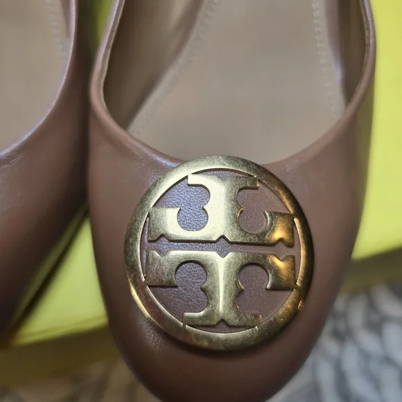Tory Burch Alice Royal Tan  with Gold Emblem - Picture 11 of 11
